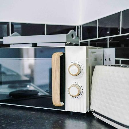 Spacious One-Bedroom Apartment In Saint Helens St Helens  エクステリア 写真