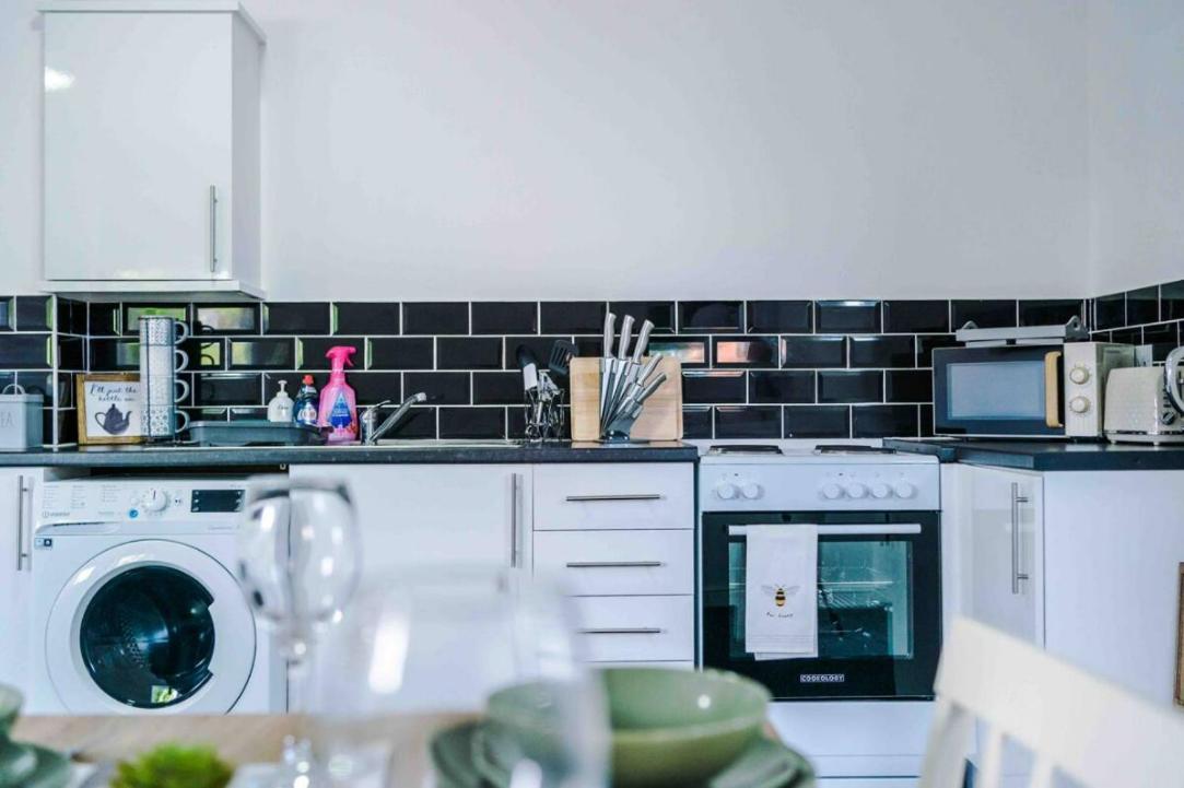 Spacious One-Bedroom Apartment In Saint Helens St Helens  エクステリア 写真