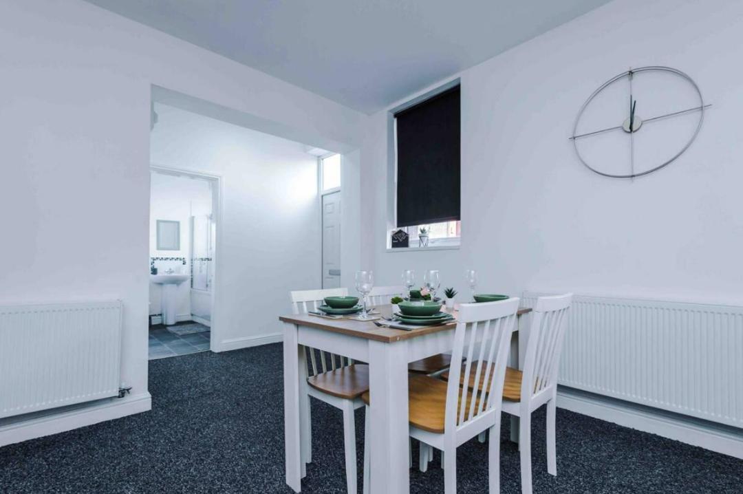 Spacious One-Bedroom Apartment In Saint Helens St Helens  エクステリア 写真