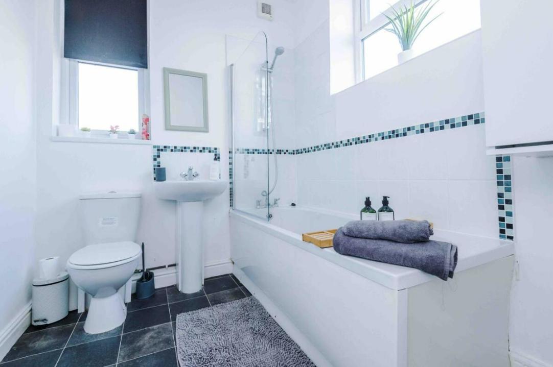Spacious One-Bedroom Apartment In Saint Helens St Helens  エクステリア 写真